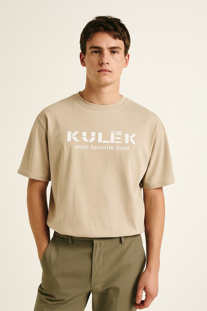 Официант KULËK в фирменной футболке
